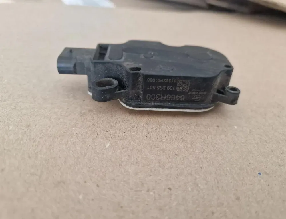 OPEL Astra J (2009-2020) Air Conditioner Air Flow Valve Motor 6466R300 34007756