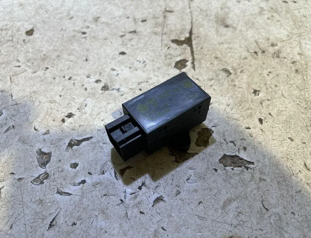 VOLKSWAGEN Phaeton 1 generation (2002-2016) Seat heating relay 7L0959772 35032014