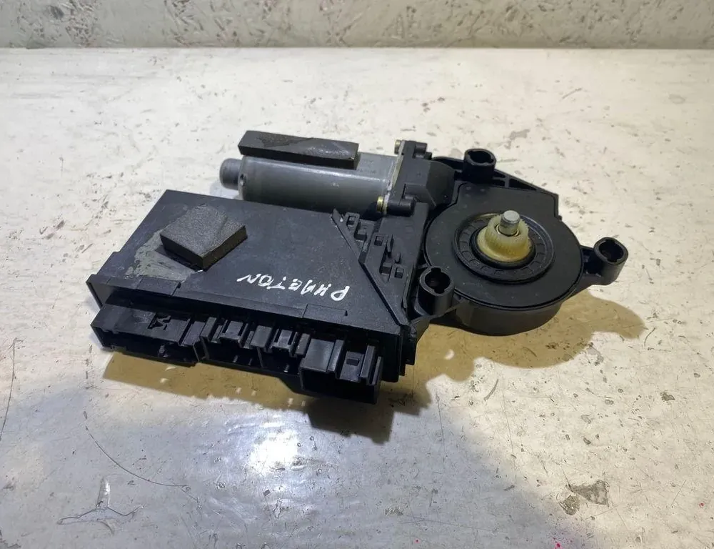 VOLKSWAGEN Phaeton 1 generation (2002-2016) Front Left Door Window Regulator Motor 3D1959701D 35041443